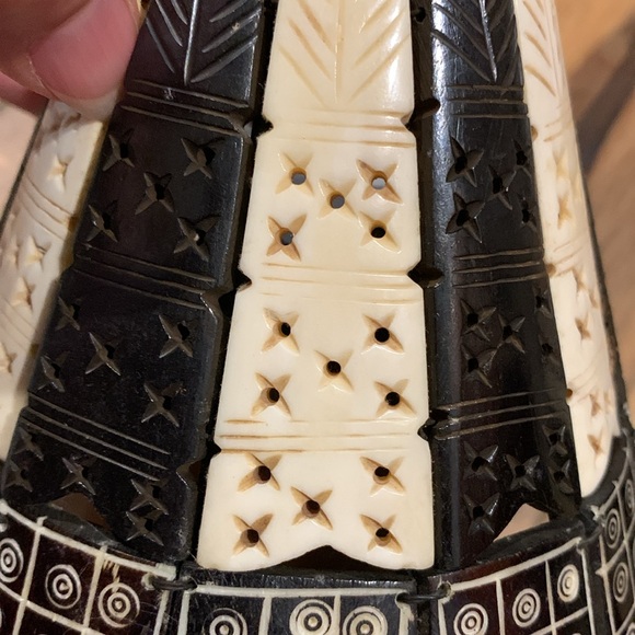 Set of vintage carved bone and horn large beads made into mini lamp shades 4-5” - Picture 8 of 8